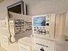 設備：床暖房の操作リモコンを備えており、室内から運転や温度、タイマーなどを調整できます。足元からやさしく暖められるため、寒い季節の室内でも快適に過ごせます。冬の暮らしを心地よく支える設備です。日々便利です。