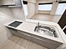 キッチン：住空間に美しく調和する、すっきりとしたキッチン！作業スペースや収納位置を確認しやすく、調理から配膳、片付けまでの流れを快適に整えます！毎日の家事を心地よく支える上品な空間です！