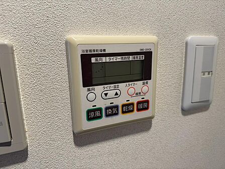 暖房・乾燥・換気・涼風の機能を備えた浴室暖房乾燥機。寒い季節の入浴前に浴室を暖めたり、雨の日の洗濯物を乾かしたりと便利に使えます。天候に左右されにくい洗濯環境と快適なバスタイムを支えてくれる設備です。