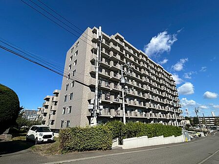 落ち着いた外壁と並ぶバルコニーが印象的な、地上10階建てのマンション。敷地内に植栽が配され、住まいに彩りを添えています。地下鉄「福住」駅徒歩12分。小学校や公園も身近で、子育て世帯にも嬉しい立地です。