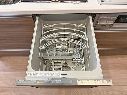 キッチンに組み込まれた引き出し式の食器洗い乾燥機。食後の洗い物をサポートし、家事の負担を軽減します。庫内には食器を並べるかごがあり、出し入れしやすい構造です。作業台の上を広く使えるのも嬉しいポイント。