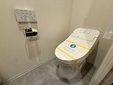 お手入れが簡単な温水洗浄便座を完備！スタイリッシュな手洗いカウンター付きで来客時もスマートにお使いいただけます！小物や芳香剤も置くことができ自分好みの落ち着く空間を演出できます！