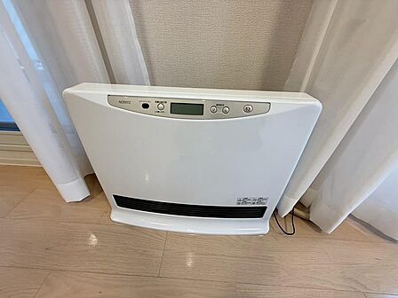 スリムで場所を取らない暖房機を完備しています！温風で埃を巻き上げにくくお部屋を優しく均一に温めてくれます！シンプルなデザインでお部屋の雰囲気を損なわず寒い季節も快適なリラックスタイムを叶えます！