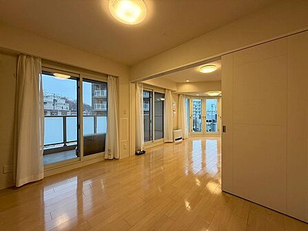 落ち着いて過ごせる居室です。寝室としてはもちろん、在宅ワークや趣味のお部屋など、家族構成や将来の変化に合わせた使い方ができます。