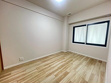 ライフスタイルに合わせて自由に使えるお部屋です。寝室や書斎、趣味の空間として使う場合の家具配置や動線を、実際の室内でイメージしていただけます。