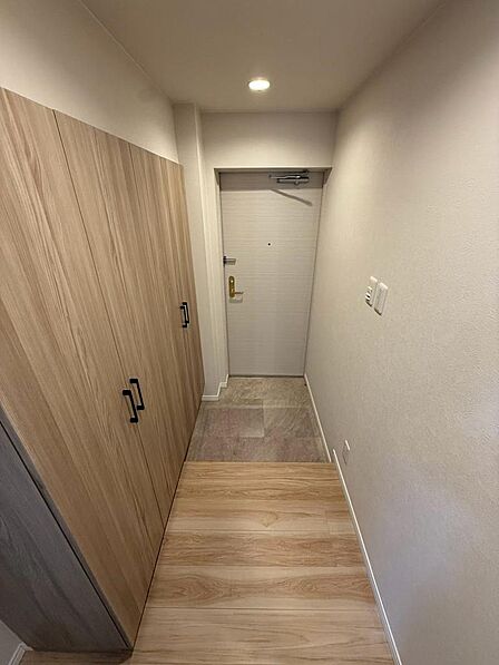 明るくすっきりとした玄関スペース。木目調の建具が優しい雰囲気を演出し、収納も豊富に備えています。靴や小物類を整理しやすく、玄関まわりを美しく保てるのも魅力。帰宅時も心地よく迎えてくれる空間です。