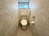 トイレ：2階にも温水洗浄便座付きのトイレを設置。朝の混雑時や就寝時にも階下へ降りる手間がなく便利です。清潔感のある内装で、小窓からの換気もスムーズに行えます。
