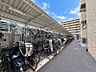 その他：敷地内駐輪スペース。屋根付きのため雨の日でも安心です。整理された空間で、毎日の通勤・通学をスムーズに支えます。