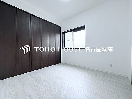 【子供の成長に合わせて】お子様の成長と共に「住まい方」も変化していきます。居室にはクローゼットを完備し、自由度の高い家具の配置が叶うシンプルな空間です。
