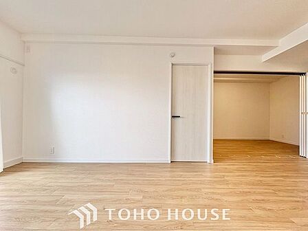 【家族のトクベツな空間】インティメイトなくつろぎを愉しむリビングルームはひそやかな憩いの場となります。リビングとダイニング、2つの空間機能を活かし、ライフスタイルに新しいゆとりをもたらします。