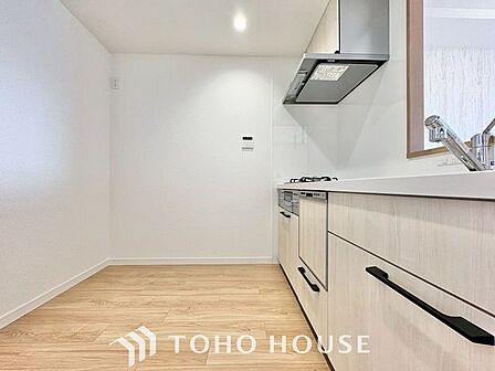 【夫婦でなかよく】作業スペースを多くとった対面キッチン。ふたり並んでキッチンに立っても調理がしやすくゆとりある広さ。食器類もすっきりと片付く収納力が期待できます。家事をしながら会話も弾みます。