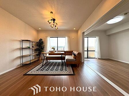 【快適な住空間】家族の暮らしに思いを馳せて、日常のワンシーンを表現したリビングダイニング。「ホワイトナチュラル」のテイストが、自然体で過ごせる心地良さを生み出しています。