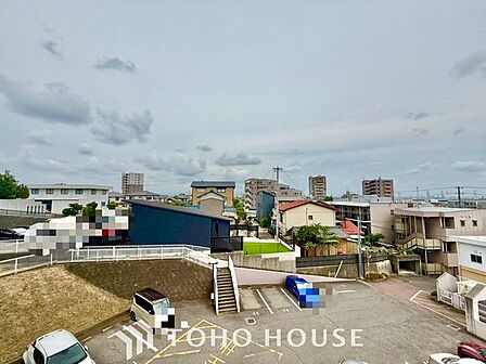 【四季を感じながら】手を伸ばせば触れることが出来そうな風景が、そのままインテリアになったような印象です。その豊かな眺望にふさわしい空間は、通風・採光も優れ、心地よい光と風が溢れます。