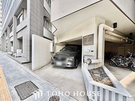 【もう駐車場探しに迷わない】マンション内敷地内にゆとりある駐車スペースを確保。近隣の月極駐車場を探す手間や、雨の日の移動ストレスから解放されます。大切な愛車を、より身近で安心できる場所に。