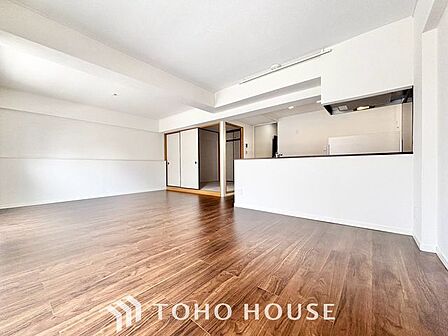 【楽しい我が家が一番】明るく開放的な空間が広がるリビングダイニング。室内には豊かな陽光が注ぎ込み、爽やかな住空間を演出。ホームパーティーでもゲストと一緒に料理を楽しみながら楽しい時間を過ごせそう。