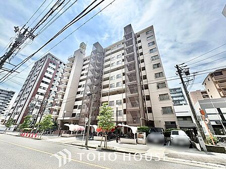 帰宅途中にショッピングやカフェを楽しんだり、利便性の良いこの地の生活は人々を魅了します。心行くままに季節の流れを感じ、ゆったりとした一時を。時間の流れを取戻し、休日はスローライフを。