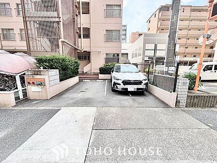 【愛車と過ごす、ゆとりある毎日を】敷地内に専用駐車スペースを確保。月極駐車場を探す手間や雨の日の移動ストレスから解放されます。出し入れしやすい空間が、あなたのアクティブなカーライフを足元から支えます。