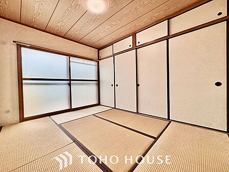 【古き良き日本文化】和室があることで落ち着きと癒しの空間が生まれます。来客時の客室としても利用できますし、お子様のプレイルームやお昼寝に最適なお部屋です。