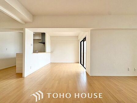 【家族のトクベツな空間】インティメイトなくつろぎを愉しむリビングルームはひそやかな憩いの場となります。リビングとダイニング、2つの空間機能を活かし、ライフスタイルに新しいゆとりをもたらします。
