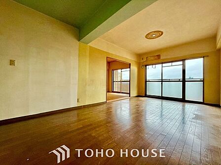 【居心地の良い我が家】一日の中で多くの時間を過すことになるリビングダイニングだからこそ、いつも穏やかな空間であることが必然。爽やかな通風と採光を存分に感じる事が出来る空間です。