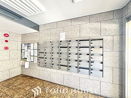 【鍵付きセーフティポスト】ダイヤル錠(またはシリンダー錠)完備で、大切な郵便物もしっかりガード。プライバシーに配慮された設計で外出中も安心です。機能性とセキュリティを兼ね備えた、住まいの窓口です。
