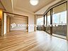 リビング/ダイニング：【快適な住空間】家族の暮らしに思いを馳せて、日常のワンシーンを表現したリビングダイニング。「ホワイトナチュラル」のテイストが、自然体で過ごせる心地良さを生み出しています。