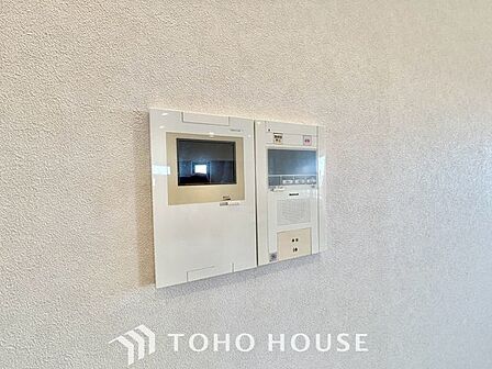 【モニター付きインターホン】今や当たり前の設備ですが、お子様の留守番時にも重宝する必須防犯アイテムです。留守中に誰が訪ねてきたのかも確認できますし、在宅中も「見える安心」がそこにあります。