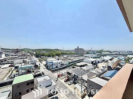 【四季を感じながら】手を伸ばせば触れることが出来そうな風景が、そのままインテリアになったような印象です。その豊かな眺望にふさわしい空間は、通風・採光も優れ、心地よい光と風が溢れます。