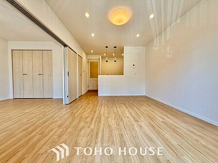 【楽しい我が家が一番】明るく開放的な空間が広がるリビングダイニング。室内には豊かな陽光が注ぎ込み、爽やかな住空間を演出。ホームパーティーでもゲストと一緒に料理を楽しみながら楽しい時間を過ごせそう。