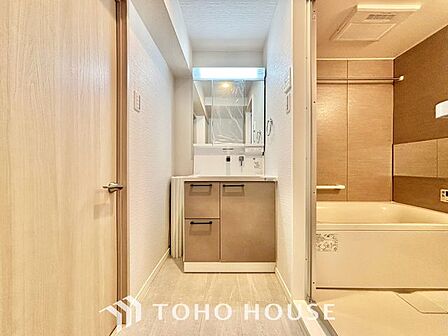 【身支度ばっちり】十分な大きさの洗面台は収納もさる事ながら、身だしなみチェックや歯磨きなど、朝の慌ただしい時間でもゆとりあるスペースで余裕を感じて頂けます。
