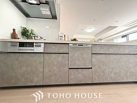 【かたづけ上手に】手元の収納から、足元の収納までが全てスライド式で、奥のスペースまで有効に活用できます。奥まで上から見渡せるので、たまにしか使わない調理器具もサッと取出せます。