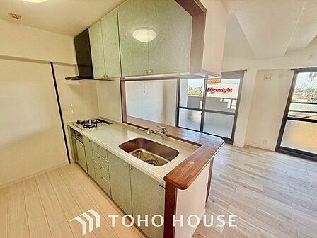 【夫婦でなかよく】作業スペースを多くとった対面キッチン。ふたり並んでキッチンに立っても調理がしやすくゆとりある広さ。食器類もすっきりと片付く収納力が期待できます。家事をしながら会話も弾みます。
