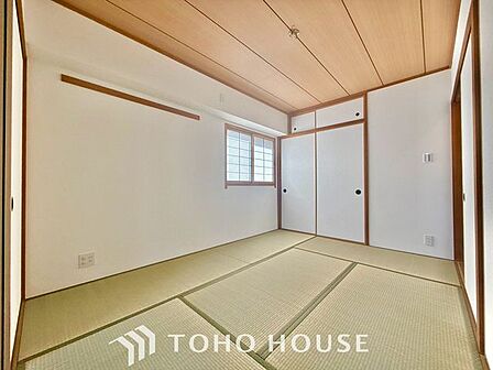 【古き良き日本文化】和室があることで落ち着きと癒しの空間が生まれます。来客時の客室としても利用できますし、お子様のプレイルームやお昼寝に最適なお部屋です。