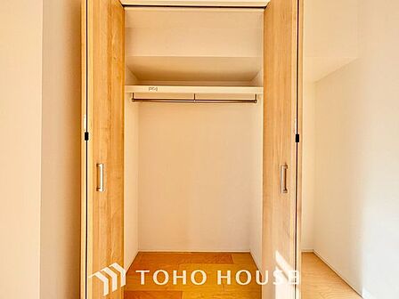 【各居室にしっかり】居室にはクローゼットを完備し、自由度の高い家具の配置が叶うシンプルな空間です。お子様の成長に必要となる子供部屋を与えるにはぴったりの間取りですね。