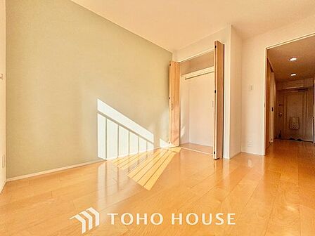 【子供の成長に合わせて】お子様の成長と共に「住まい方」も変化していきます。居室にはクローゼットを完備し、自由度の高い家具の配置が叶うシンプルな空間です。