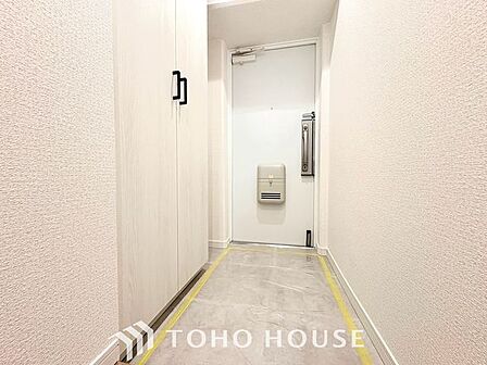 【ただいま!おかえり!】清潔感溢れる玄関がお出迎えする本邸宅の物語は、ここからは始まる日常を期待させます。おでかけの時も帰った時も、「我が家」を最初に感じてもらえる素敵な空間に。
