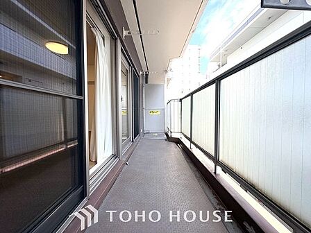 【やわらかい街の風】頬をなでる優しい風を感じることが出来るバルコニー。つい深呼吸をしたくなる気持ちの良い眺望はこのお部屋の自慢です。洗濯物を干すスペースとしても十分な広さがあります。