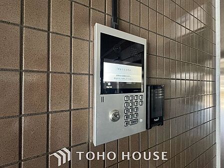 【お家へ帰ろう】ここに住まわれる人にだけに許された専用のエントランス。我が家に帰ってきた安心感を与えてくれる最初のプライベート空間です。