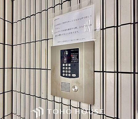 【オートロック】共用玄関にオートロックがあることで防犯効果が高まります。煩わしい訪問営業や勧誘等の来訪率も下がることから「守られている」安心感が高まる事は住まいの安心につながります。