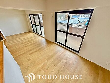 【快適な住空間】家族の暮らしに思いを馳せて、日常のワンシーンを表現したリビングダイニング。「ホワイトナチュラル」のテイストが、自然体で過ごせる心地良さを生み出しています。