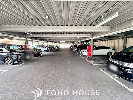 【もう駐車場探しに迷わない】マンション内敷地内にゆとりある駐車スペースを確保。近隣の月極駐車場を探す手間や、雨の日の移動ストレスから解放されます。大切な愛車を、より身近で安心できる場所に。
