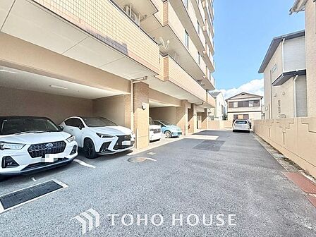 【もう駐車場探しに迷わない】マンション内敷地内にゆとりある駐車スペースを確保。近隣の月極駐車場を探す手間や、雨の日の移動ストレスから解放されます。大切な愛車を、より身近で安心できる場所に。