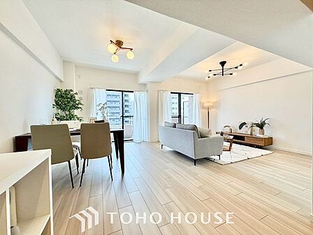 【快適な住空間】家族の暮らしに思いを馳せて、日常のワンシーンを表現したリビングダイニング。「ホワイトナチュラル」のテイストが、自然体で過ごせる心地良さを生み出しています。
