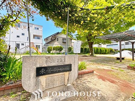東芳野街園 徒歩2分。 160m