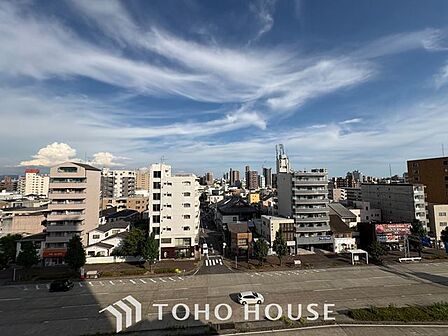 【四季を感じながら】手を伸ばせば触れることが出来そうな風景が、そのままインテリアになったような印象です。その豊かな眺望にふさわしい空間は、通風・採光も優れ、心地よい光と風が溢れます。