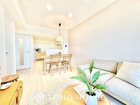 【家族がいちばん】朝は爽やかな日差しを浴びながら、家族みんなでおいしい朝食。昼下がりには読書やお昼寝でもしながらのんびりと過ごすひと時…。家族が集まる空間を、一番明るい空間に。