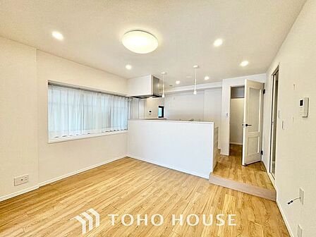 【楽しい我が家が一番】明るく開放的な空間が広がるリビングダイニング。室内には豊かな陽光が注ぎ込み、爽やかな住空間を演出。ホームパーティーでもゲストと一緒に料理を楽しみながら楽しい時間を過ごせそう。