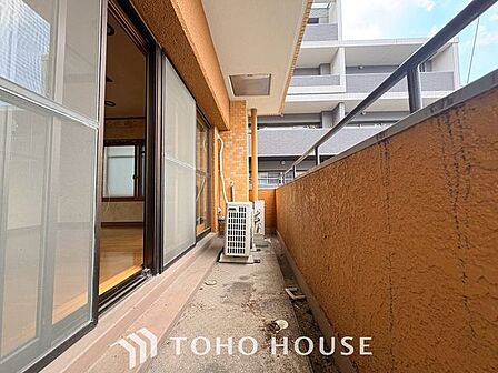 【やわらかい街の風】頬をなでる優しい風を感じることが出来るバルコニー。つい深呼吸をしたくなる気持ちの良い眺望はこのお部屋の自慢です。洗濯物を干すスペースとしても十分な広さがあります。