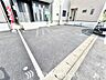 駐車場：【愛車と過ごす、ゆとりある毎日を】敷地内に専用駐車スペースを確保。月極駐車場を探す手間や雨の日の移動ストレスから解放されます。出し入れしやすい空間が、あなたのアクティブなカーライフを足元から支えます。
