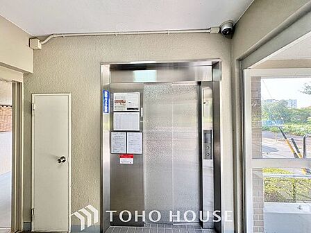 【エレベータ付き物件】重い荷物などがあるときや、お子様をベビーカーで運ぶときなどに大変便利です。足腰の悪い方には欲しい設備です。